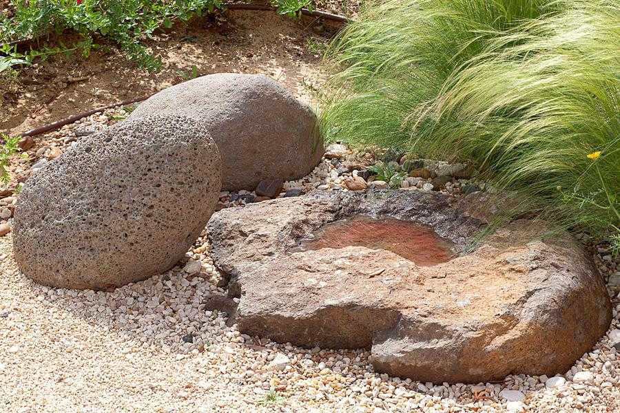 שילוב מסלעות אבן טבעית בגינת חצר