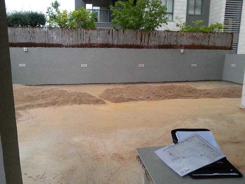 עבודה על גינת חצר בבית פרטי במרכז הארץ