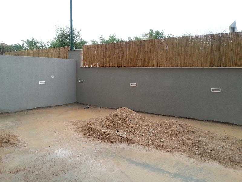 עבודה על גינת חצר בבית פרטי במרכז הארץ