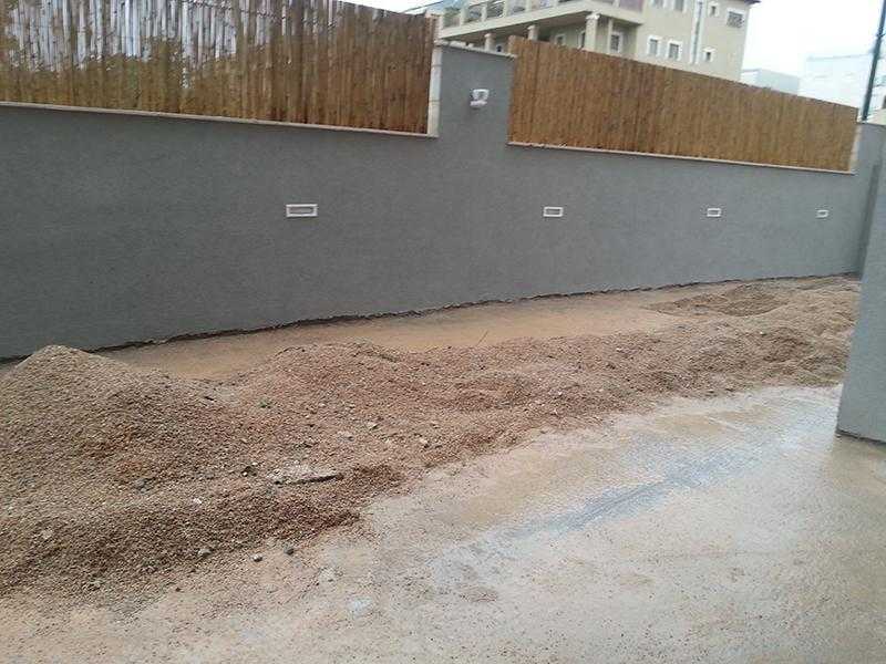 עבודה על גינת חצר בבית פרטי במרכז הארץ