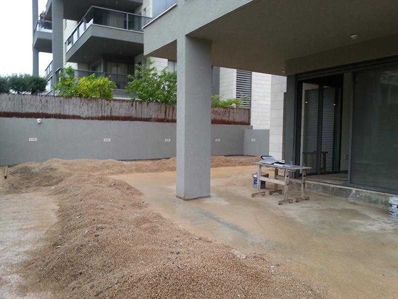 עבודה על גינת חצר בבית פרטי במרכז הארץ