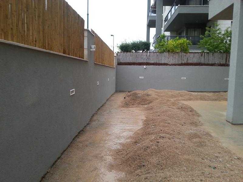 עבודה על גינת חצר בבית פרטי במרכז הארץ