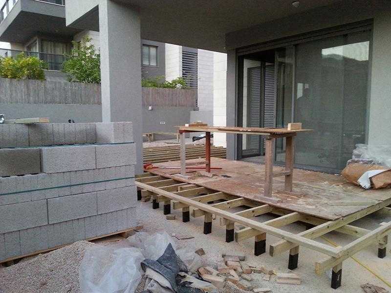 עבודה על גינת חצר בבית פרטי במרכז הארץ