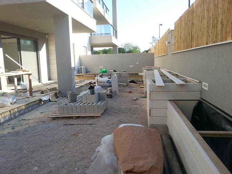 עבודה על גינת חצר בבית פרטי במרכז הארץ