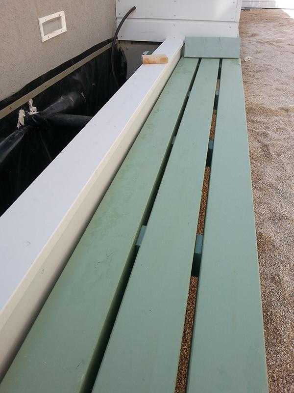 ספסל עץ בגינה פרטית