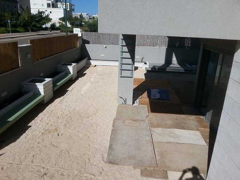 עבודה על גינה בחצר בית פרטי במרכז הארץ