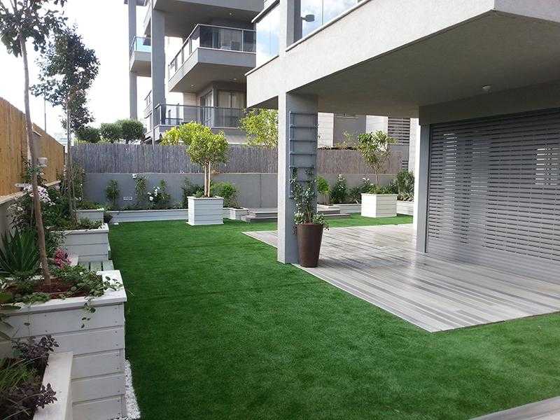 גינה מעוצבת יפה בחצר בית פרטי במרכז הארץ