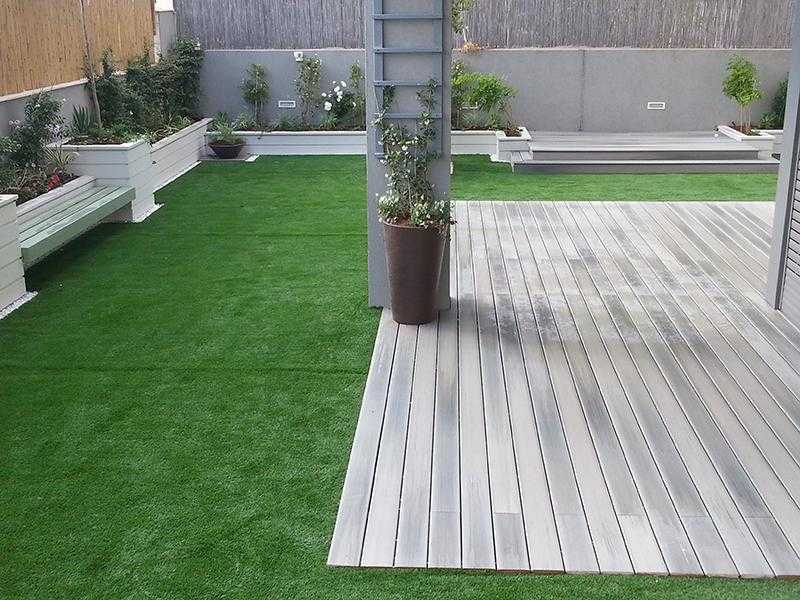 שילוב של רצפת דק דשא סיטתי אדניות עץ מוגבהות וספסל