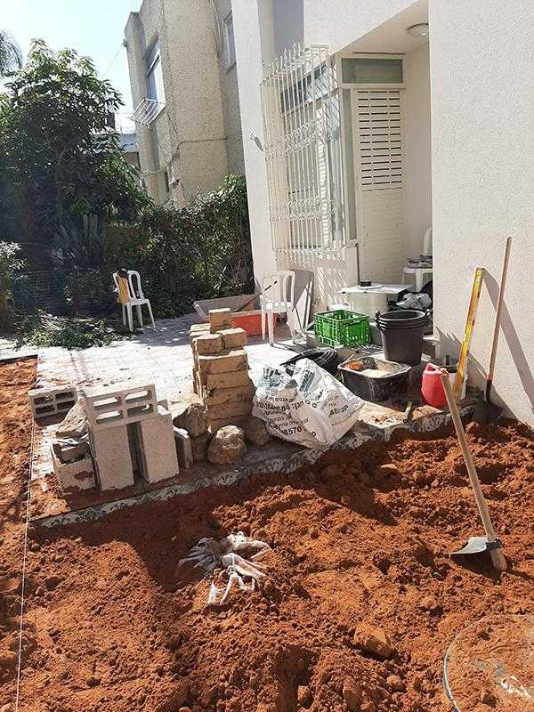 עבודה על גינה בחצר הבית