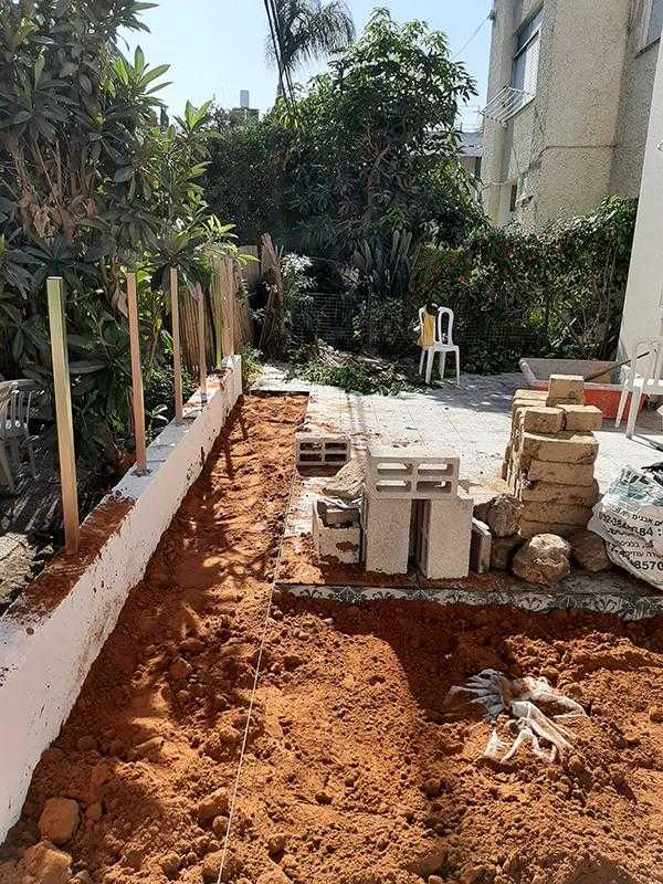 עבודה על גינה בחצר הבית