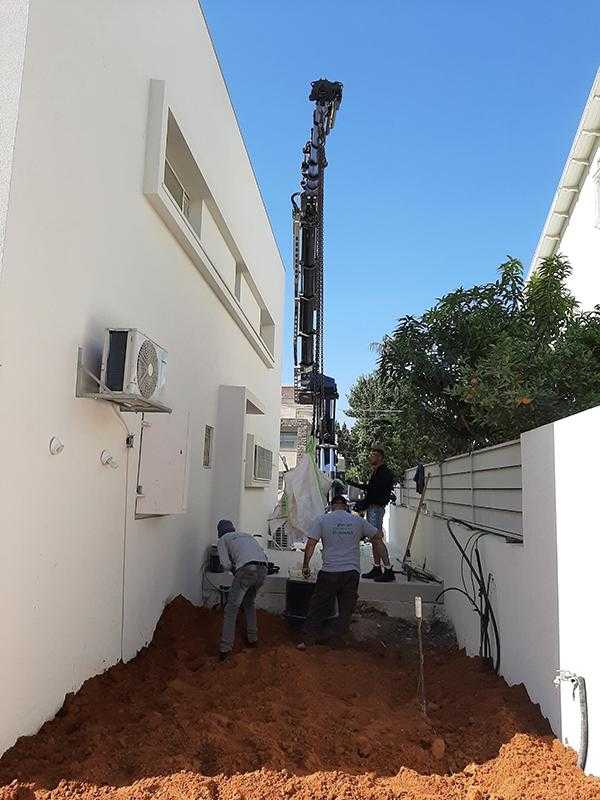 עבודה על גינה בחצר הבית