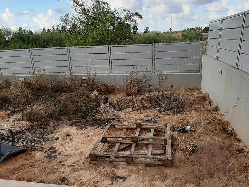 התחלנו בעבודה על גינת חצר במרכז הארץ