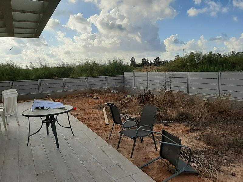 עיצוב גינת חצר סביב בית במרכז הארץ