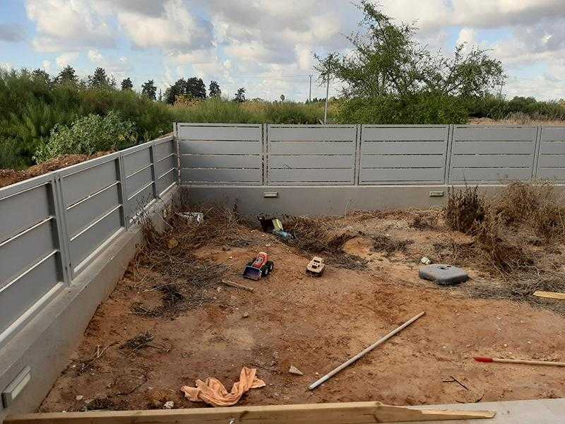 עיצוב גינת חצר סביב בית במרכז הארץ