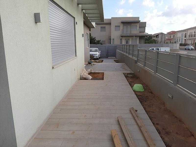 עיצוב גינת חצר סביב בית במרכז הארץ