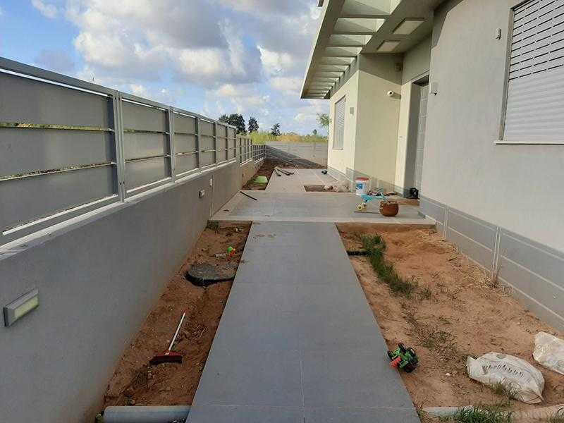 עיצוב גינת חצר סביב בית במרכז הארץ