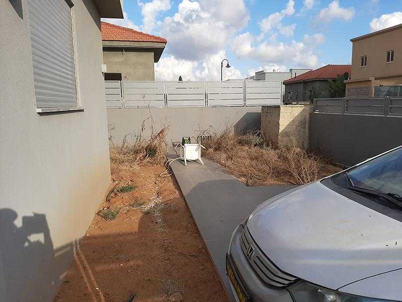 עיצוב גינת חצר בחניון לבית במרכז הארץ