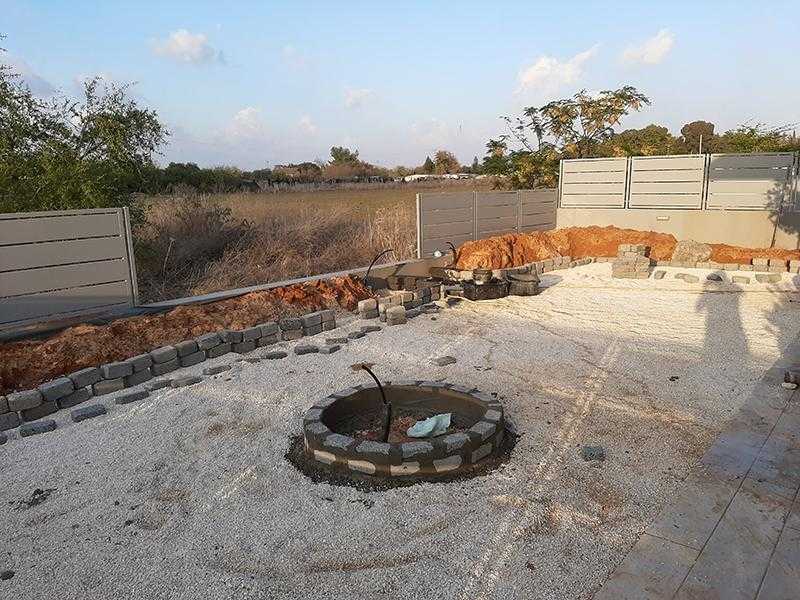 עבודה על גינת חצר במרכז הארץ