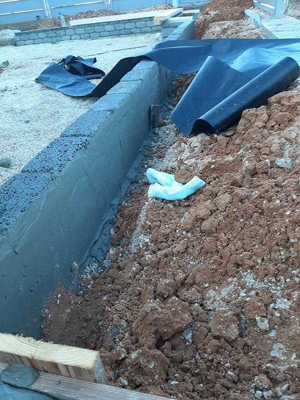 הכנה לעבודה על גינת חצר בשילוב עץ ואבן סביב הבית