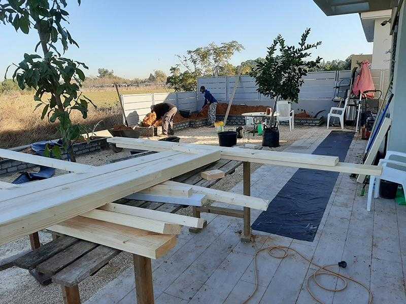 עבודה על גינת חצר סביב הבית