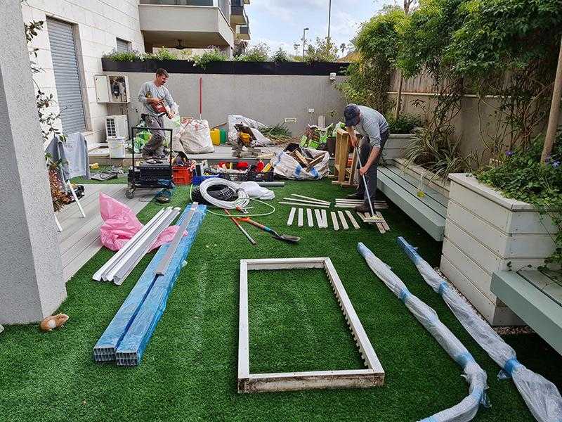 העבודה לעיצוב הגינה בעיצומה