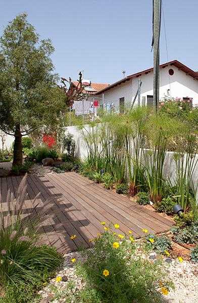 עיצוב גינה עם רצפת דק עץ בחצר הבית