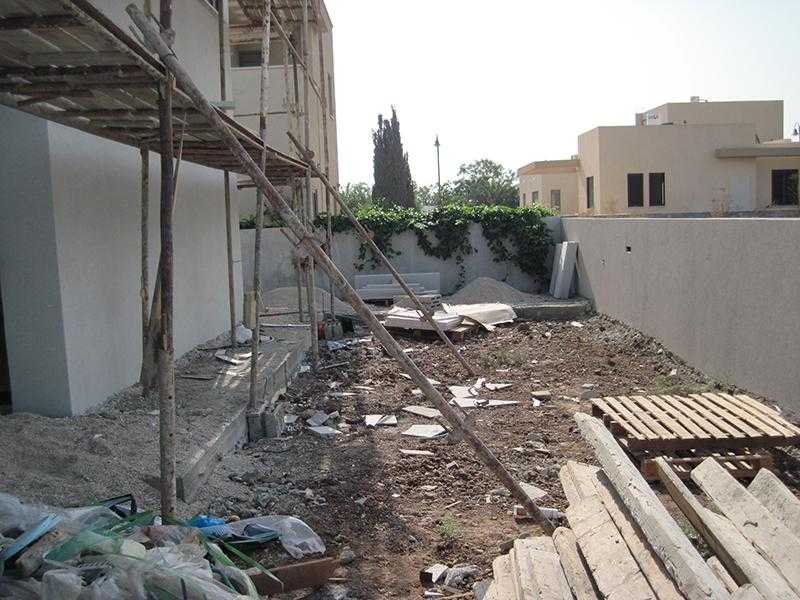 גינה בסגנון מודרני הרחבה במרכז