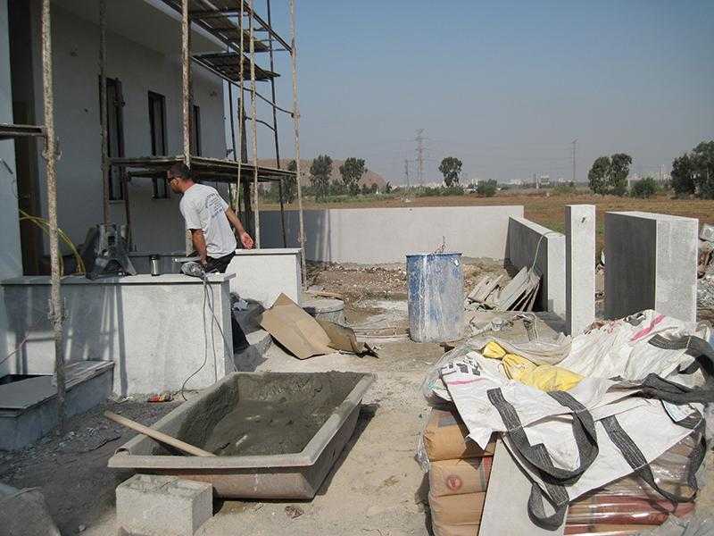 גינה בסגנון מודרני הרחבה במרכז