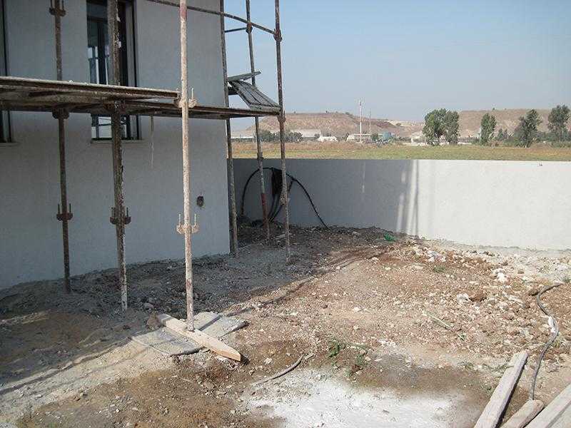 גינה בסגנון מודרני הרחבה במרכז