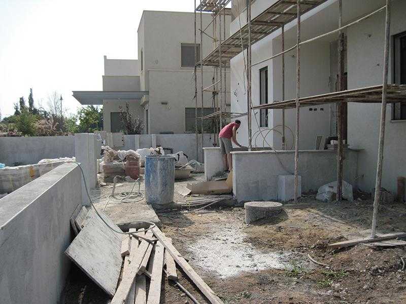 הכנה לעיצוב גינת חצר במרכז הארץ