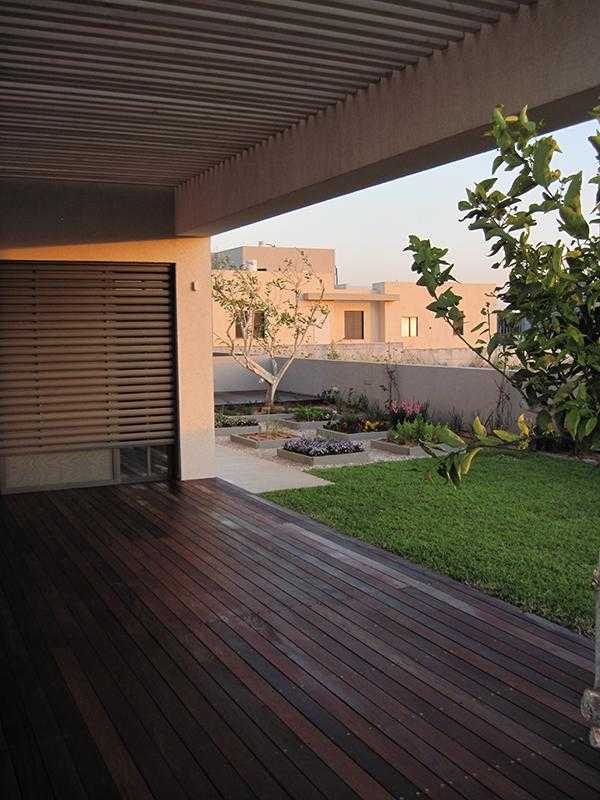 הקמת פרגולות - רצפת דק עץ ופרגולה בגינת חצר בשילוב אדניות מוגבהות