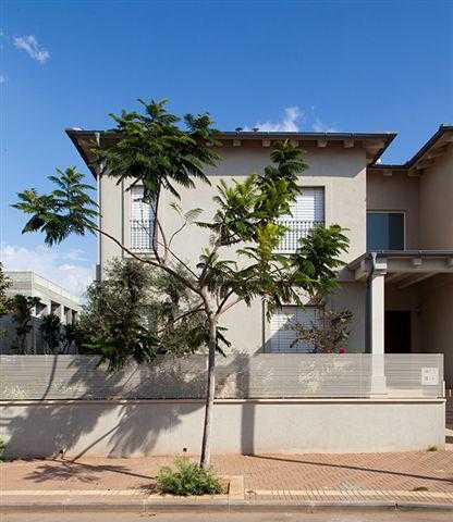 מבט מבחוץ אל הבית והגינה בחצר