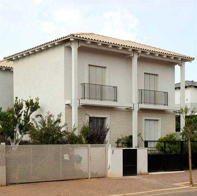 מבט מבחוץ אל הבית והגינה בחצר