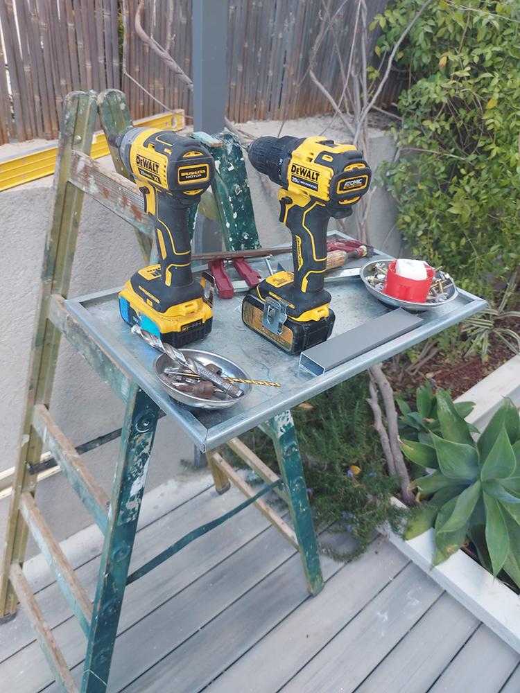 חלק מכלי העבודה לעיצוב הגינה