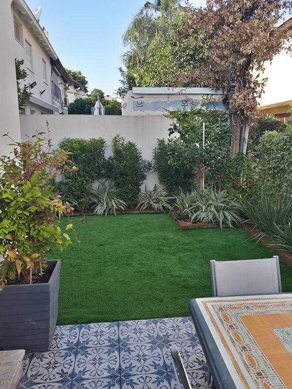 דשא וגינה מסביב לבית במרכז הארץ