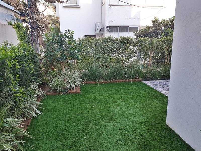 דשא וגינה מסביב לבית במרכז הארץ