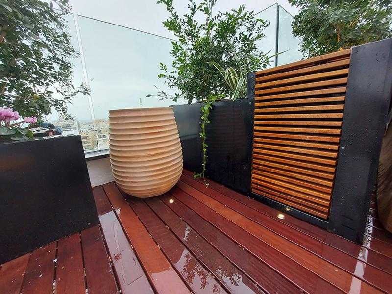 עציצים דקורטיביים לגינת גג או מרפסת