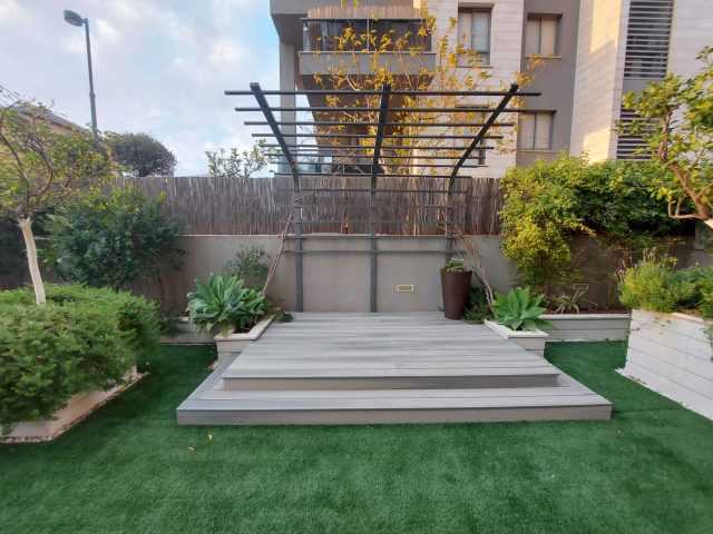 במה מוגבהת מעוצבת לגינה עם מרקיזה