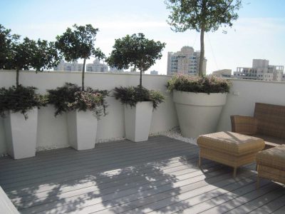 גינות גג - כדי שתילה דקורטיבים למרפסת גג עם פינת ישיבה